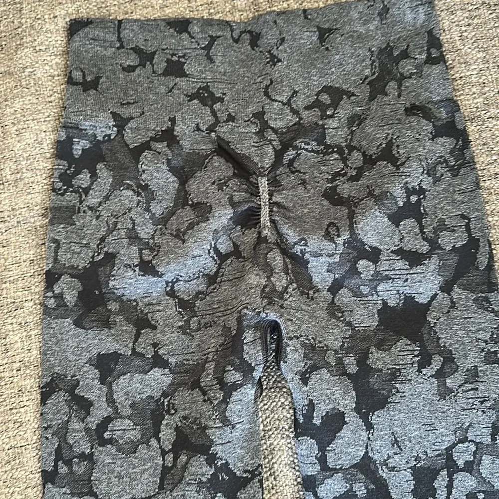 Gymshark Women’s Black Gray Camo Cropped Leggings Small - Picture 2 of 6
